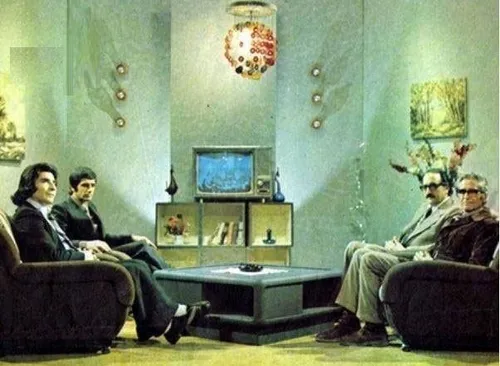 شجریان در یک برنامه تلویزیونی در قبل از انقلاب هنرمندان