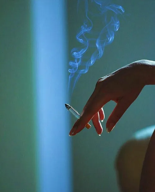 زن که سیگار میکشد