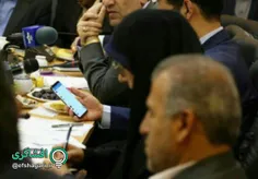 آذری جهرمی، وزیر ارتباطات در حال چک کردن #تلگرام در شورای
