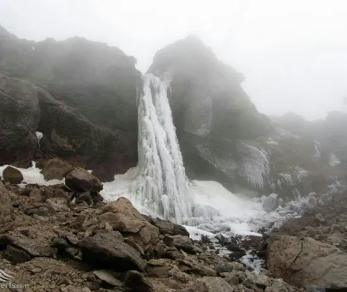 آبشار یخی با ارتفاع ۱۲ متر در ارتفاعات جبهه جنوبی کوه دما