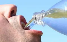نوشیدن ناکافی آب می تواند منجر به خستگی، سرگیجه، و گرفتگی