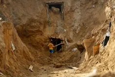 یک مرد فلسطینی در حال کار در محل یک تونل در جنوب نوار غزه