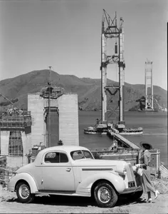 پل گلدن گیت 17 آوریل 1935 در حال ساخت بالای فورت پوینت.