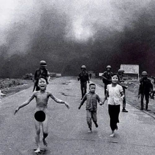 ⭕️ ویتنام در ۸ ژوئن ۱۹۷۲: دختر بچه ی ۹ ساله ای که به خاطر سوختگی در حمله بمب های ناپالم آمریکا از شدت سوختگی و ترس برهنه فرار میکند...