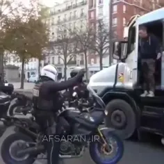 برخورد قاطع پلیس با کامیون دارانی که اعتصاب کردند