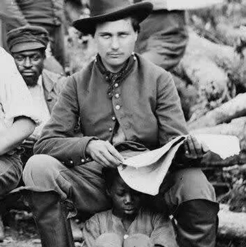 ⭕️یک سرباز آمریکایی که از یک برده به عنوان صندلی استفاده 