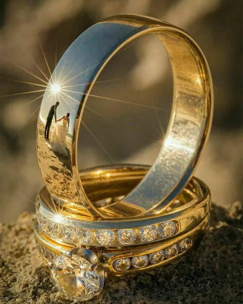عکس هنری انعکاس زیبای تصویر عروس و داماد بر روی حلقه ی از