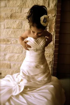 عزیزم چه عجله ایی داری برای لباس عروس پوشیدن