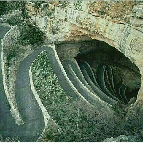 ورودی زیبای یک غار در نیومکزیکو