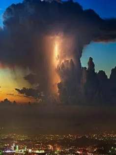تصویری زیبا از لحظه صاعقه و بارش یک قطعه ابر