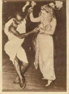 مهاتما گاندی درحال رقص