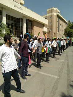 تشکیل زنجیره انسانی در مقابل دانشکده هسته ای دانشگاه شهید