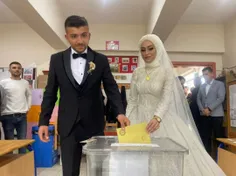 این تصویر عروس و داماد ترکیه ای هست که در روز عروسیشون رف