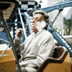 کرت ونه گت، نویسنده مشهور آمریکایی که مصرف سیگار بالایی د