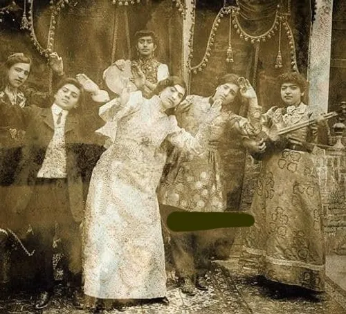 گروهی از نوازندگان و رقصندگان زن قاجاری(بخشی از عکس)