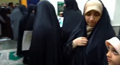 بوسه ی شهید رئیسی بر چادر مادر سه شهید در آخرین سفر استانی 