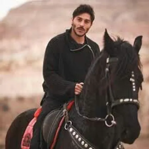 عکس کمال سوار بر اسب 🐎