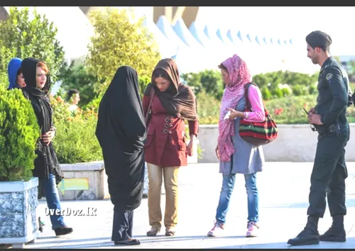 برخورد نیروی گشت ارشاد با دختران بدحجاب و بی حجاب در پارک