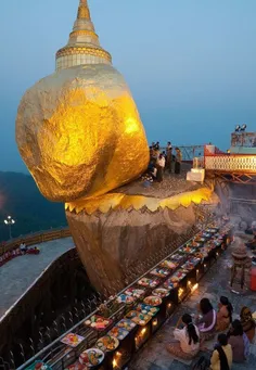 بزرگترین سنگ طلای جهان در کشور میانمار و در معرض دید عموم