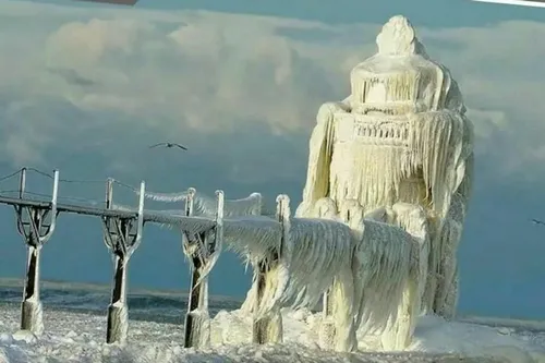 تصویری از یک فانوس دریایی بعد از طوفان زمستانی