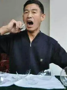 آقای ژانگ یوجیان چینی قادر است در 120 ثانیه 3 لامپ 100 وا