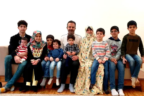 زهرا صادقی صاحب ۱۰ فرزند، که مدام تبلیغ می کرد ایران بهشت