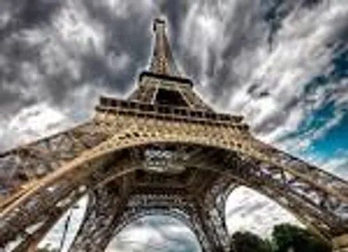 این تصویر زیبایی از برج ایفل در پاریس عروس شهرهای جهان