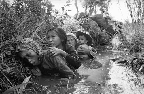 ↕ سال 1972 ساکنان بیگناه روستاهای ویتنامی در جریان بمبارا