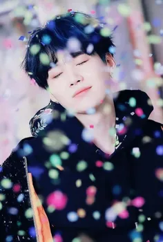 قوی بودن رو باید از این پسر یاد گرفت😎❤
min Yoongi💕
suga💕