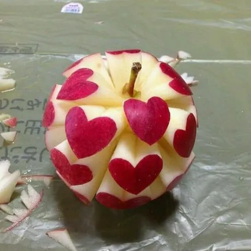 کنده کاری هنرمندانه روی سیب را در این تصاویر ببینید و برا