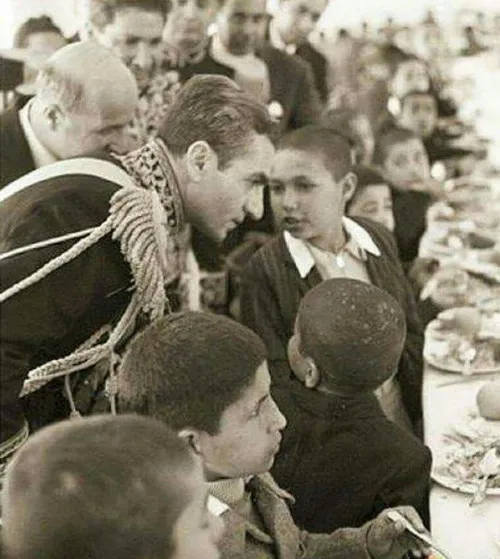 محمدرضاشاه در جمع کودکان بی سرپرست