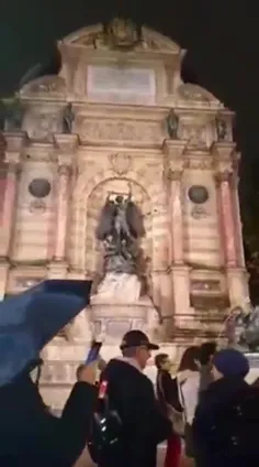 یک عده از ایرانیان مقیم فرانسه در مرکز شهر پاریس آهنگی از