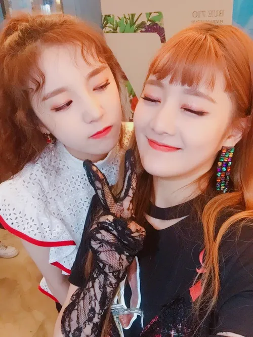 Insta and Twitter update yuqi and minnie