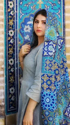 تو مبین جهاٖن ز بیرون،که جهان درون دیده‌ست چــو دو دیــده