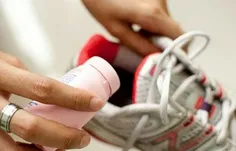 برای جلوگیری از ایجاد بوی عرق پا، پودر بچه را در کفش خود 