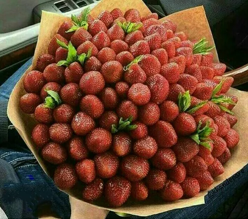 این دسته گل توت فرنگی خوشمزه تقدیم به بچه های ویسگونی😍 😋 