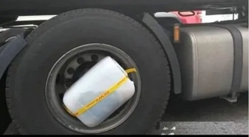این راننده با قرار دادن یک محفظه پلاستیکی داخل چرخ های کا