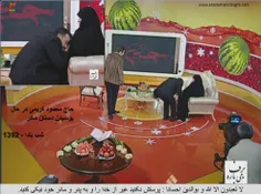 حاج محمود کریمی دستان مادر را می بوسد.