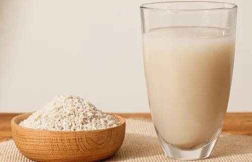 آب برنج ماده بسیار مفیدی برای پوست و موهاست.