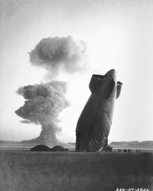 نابودی یک کشتی هوایی بر اثر شوک ناشی از انفجار اتمی، ایال