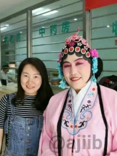 خانم بای شوفانگ پزشک چینی مانند شخصیت های سنتی اپرا لباس 