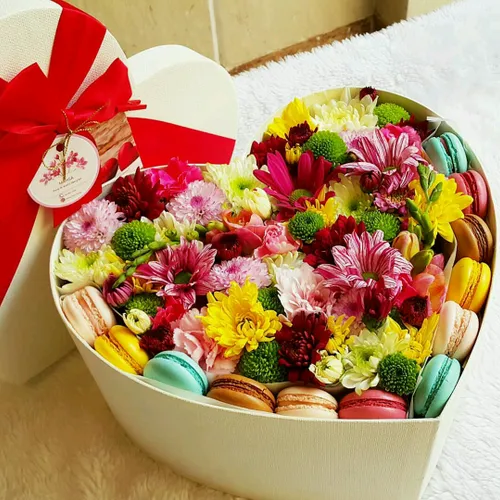 عاشقانه از گل، شکلات و شیرینی را برای سورپرایز همسر و تشک