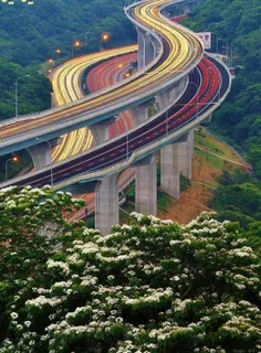 یکی از زیباترین بزرگراه های جهان در ژاپن که مسیرش از وسط 
