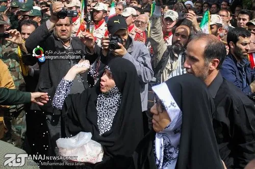 مادر شهید مدافع حرم صادق عدالت اکبری در حال بدرقه تابوت ف