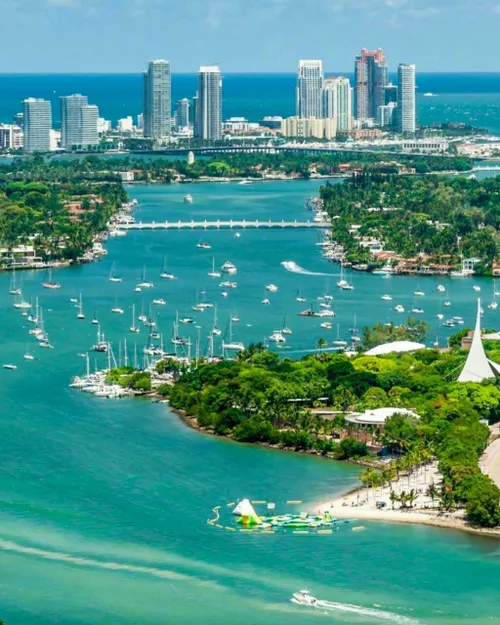 نمایی زیبا از شهر شگفت انگیز میامی در فلوریدا که در ساحل 