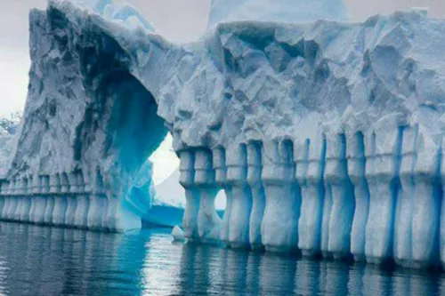 تصویری زیبا و شگفت انگیز از یک کوه یخ در آنتارکتیکا