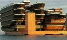 این یک کشتی حمل کشتی است که کشتی های دیگر را حمل میکند