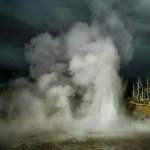 تصویری تماشایی از فوران یک چشمه