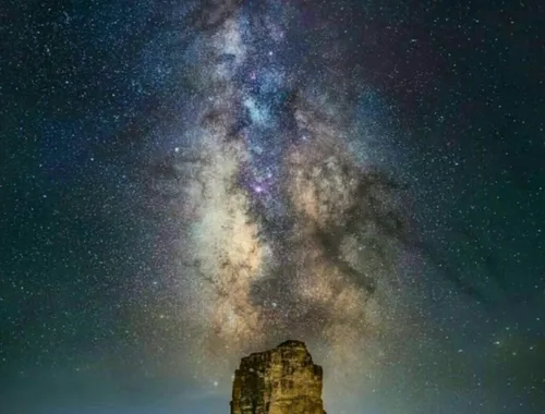 کهکشان راه شیری برفراز سانتا کروز، کالیفرنیا، آمریکا