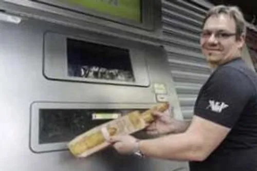 دستگاه خودپرداز عجیب در فرانسه شهر پاریس که نان باگت داغ 